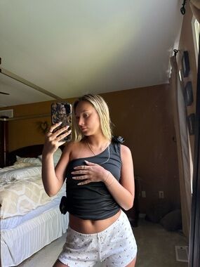 Black One-Shoulder Knot Tank With Bows